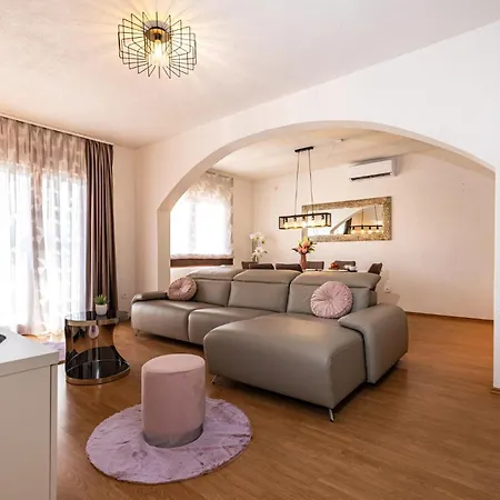3 Bedroom Gorgeous In Pridraga