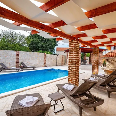 3 Bedroom Gorgeous In Pridraga
