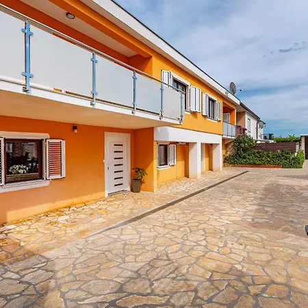 3 Bedroom Gorgeous In Holiday home *