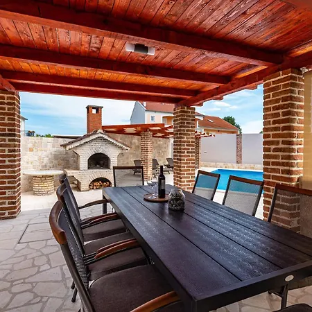 펜션 Nice Home In Pridraga Pridraga