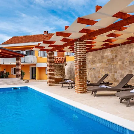 3 Bedroom Gorgeous In Pridraga