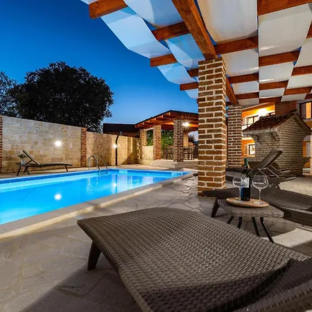 Nice Home In Pridraga 펜션